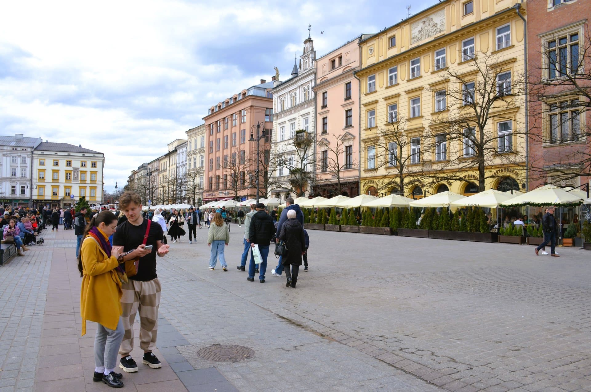 Kamienice i kawiarnie przy Rynku Głównym w Krakowie